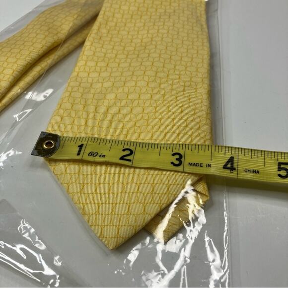 Vineyard Vines | Light Yellow Whale Logo Pattern Men's Necktie Imported Silk NEW - Picture 5 of 5
